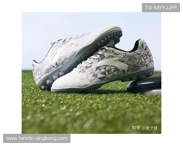 顶级球星推荐的足球鞋排名与选购指南 让你踢得更快更精准 顶级球星推荐的足球鞋排名与选购指南 让你踢得更快更精准